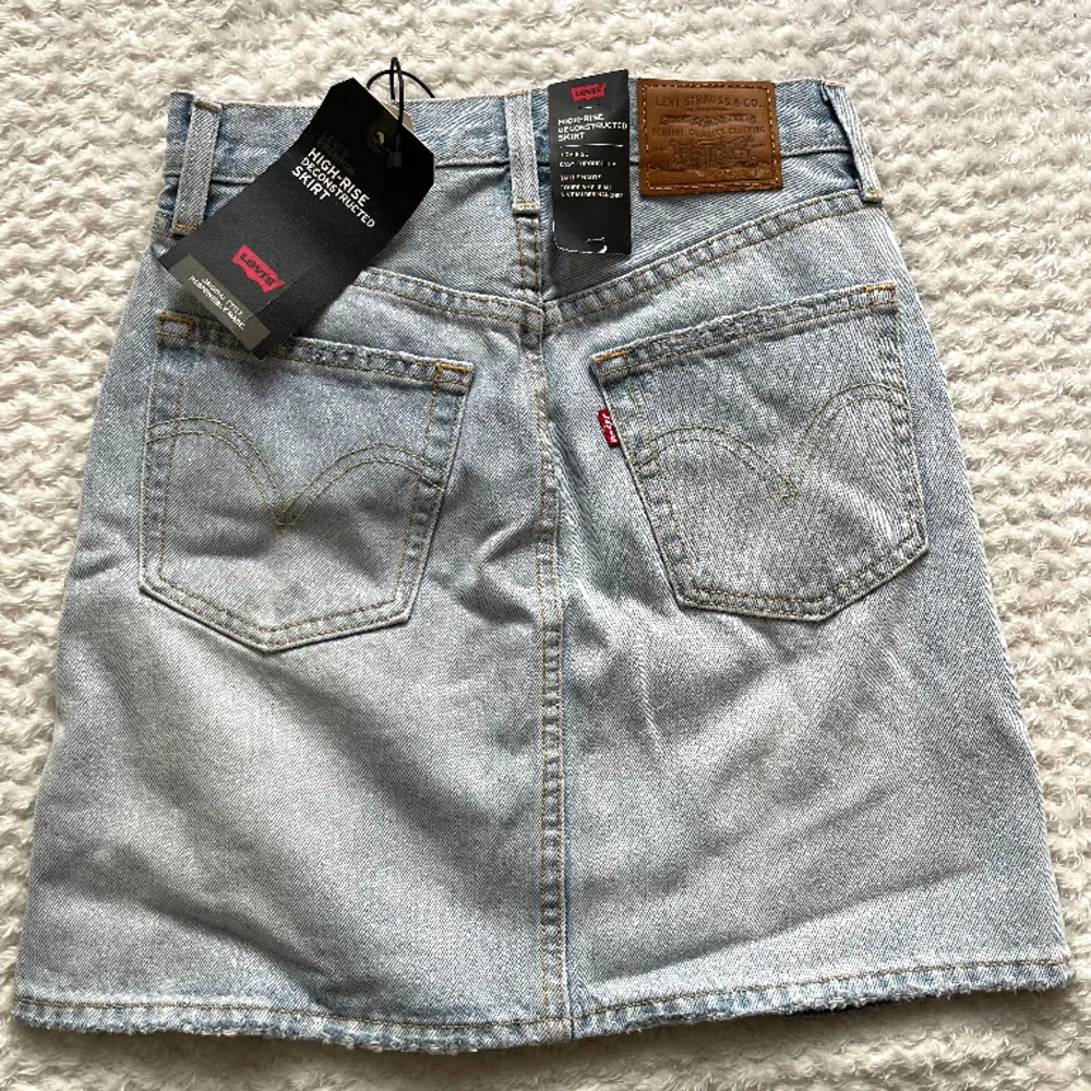 •Sprillans ny jeanskjol från Levi’s •Nypris 719kr, mitt pris 300kr •Storlek 24 i midja •Ljus jeansfärg. Kjolar.