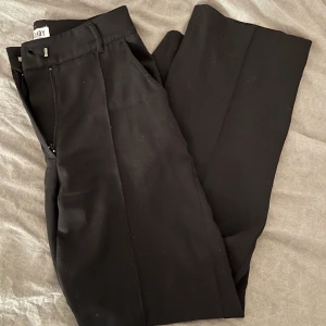 Madlady kostymbyxor - Säljer mina kostymbyxor ifrån madlady.  Dom är i storlek 32 och längd 28 Passar perfekt i längden på mig som är 155 Skriv om ni undrar något😊
