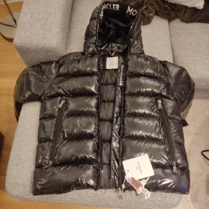 Moncler jacka  - Säljer en helt ny moncler jacka, aldrig använd. Storlek M  Pris kan diskuteras vid snabb affär. 