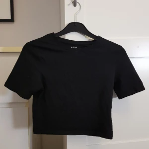 Svart croptop - Svart cropad t-shirt från lager 157 i strl xs. Bara använd typ 2 ggr, så fint skick.