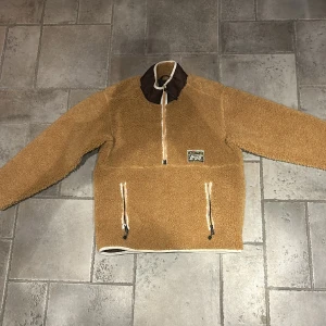 Levi’s Fleecejacka - Använd max 5 gånger. Kommer från rökfritt och djurfritt hem. Nypris:999 kr köpt på carlings. Storlek:S. Säljer den pågrund av att den blivit för liten men perfekt nu på vintern.