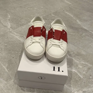 Valentino skor - Snygga valentino skor i bra skick 9/10. Allt og följer med. Tveka inte att höra av er och ställa frågor!