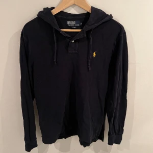 Hoodie från Ralph Lauren - Sjukt snygg hoodie från Ralph Lauren i grymt skick, inga defekter. Storlek M. Modellen är 180 cm. Nypris 1499kr. Vårat pris  399kr. Skriv vid minsta intresse!📩