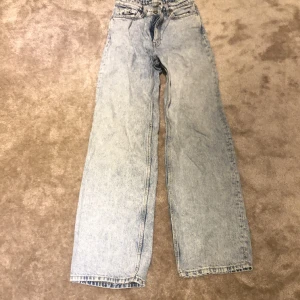 Jeans ljusblå Monki - Ljusblå typ stentvättade jeans av märket Monki, storleken är ca 34 (xxs -xs) i klädstorlek (dvs ej jeansstorlek). 