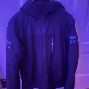 Sail racing vinterjacka  - Vill sälja min jacka då jag fått en ny. Kostar 3299 nu på stadium, SAIL RACING M Cape Insulated Jkt. Size M, ser som ny ut och vara använd en säsong