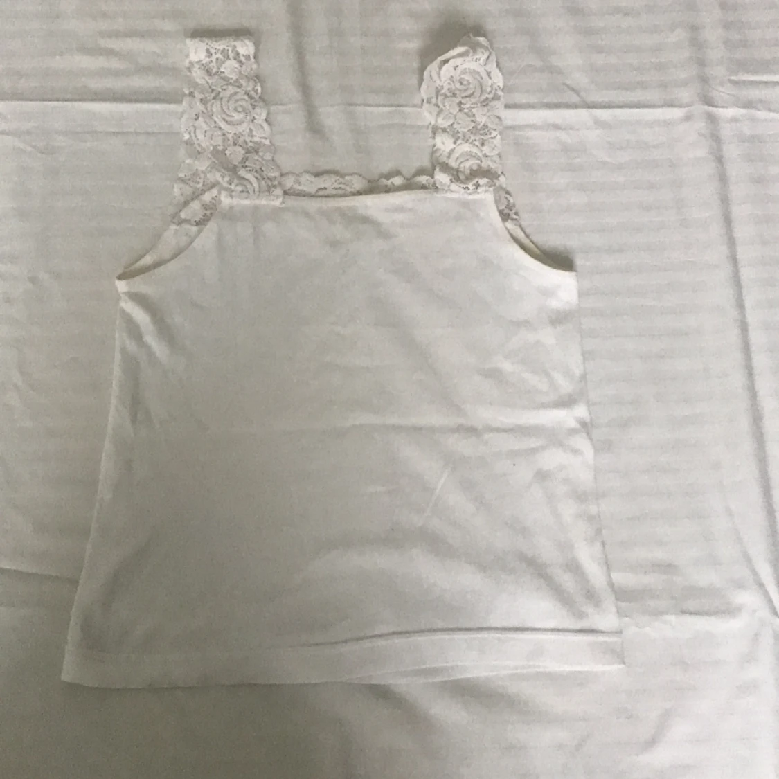 Vitt Linne med rosor  - 90