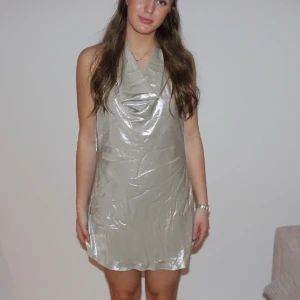 Shiny halterneck dress - Beställningar görs via vår hemsida: thrifteddesign.one.   Den perfekta grå halterneck klänningen som knyts runt halsen och är öppen i ryggen.