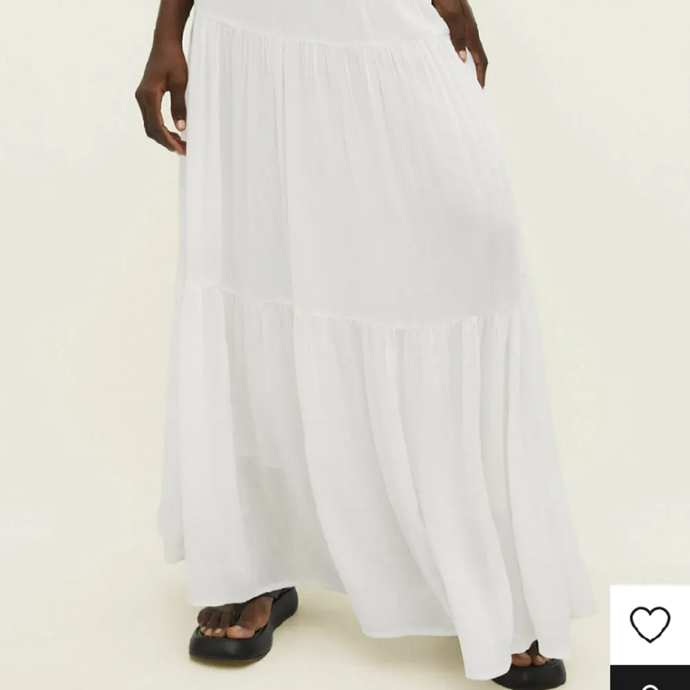 Säljer denna vita lång kjol ifrån zalando i storlek m köpt för 299 kronor . Kjolar.