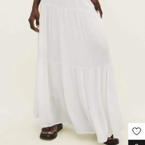 Säljer denna vita lång kjol ifrån zalando i storlek m köpt för 299 kronor 