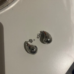 ioaku örhängen  - säljer dessa helt oanvända örhängena från ioaku ❣️(pris kan diskuteras vid snabb affär)