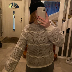 RANDIG TRÖJA  - Säljer denna randiga tröja, den passar mig som är 173cm. Finns inga skador på den och den är knappt använd. Vet inte vart jag köpt den.. 