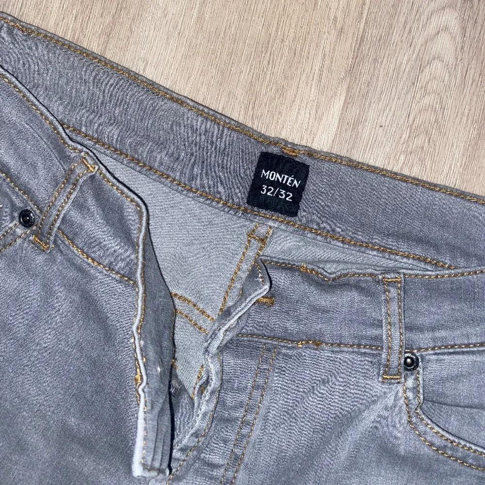 Monten jeans men skönt strech material. Nypris ca 1000kr. Bara provade. Storlek 32/32. Jeans & Byxor.