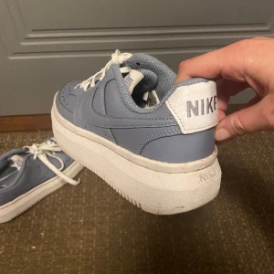 Nike sneakers  - Säljer ett par Nike sneakers. Jag har storlek 39 och det står i de men jag skulle säga att de är en 37/38 kanske. De är i nyskick. Pris kan diskuteras. Tryck INTE på köp nu