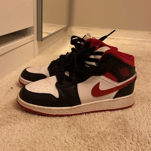 Jordan 1 mid  - Säljer mina jordan 1 mid skor då de ej kommer till användning längre. Fint skick. 