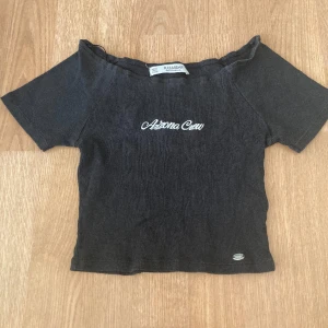 Pull&Bear topp - Jätte fin svart Pull&Bear topp. Inte så använd utav mig. Den kan vara åt vintage hållet. Fint bra pris och inga defekter🩷Hör av dig för fler bilder och tryck gärna köp nu:)
