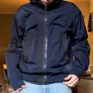 Barena jacka - Tunn jacka från Barena. Nästan metallisk mörkblå yta. Storlek M, passar M. Bra skick