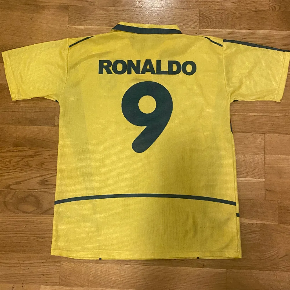 Ronaldo tröja. Nästan helt oanvänd. Skulle säga det är en M. T-shirts.