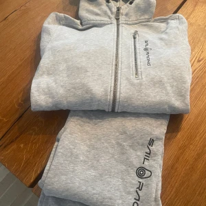 Sail racing  - Hoodie + byxa  I jättefint skick ! Säljs för 500kr 