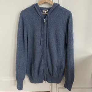 Soft Goat zip hoodie ljusblå - Tja! Säljer nu min asfeta zip hoodie från soft goat. 100% Kashmir. Storlek: L, passar även M. Skick: 8/10,  fint skick. Nypris: 2 700kr. (Kolla min profil för fri frakt) Kontakta mig för fler bilder eller info.