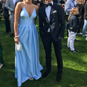 Balklänning ljusblå - Säljer min älskade balklänning! Jag är 175 cm och hade 5cm klackar på balen och klänningen gick ändå ner till golvet🥰 Dragkedja & reglerbara band i ryggen. Jättebekväm och bra kvalitét❤️Passar S/M beroende på hur lång du är. Nypris 1500