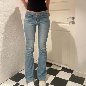 Levis bootcutjeans - Bootcutjeans från Levis modell ”514 bootcut”💘midja 26 och långa på mig som är 173 cm! Låga i midjan🫶🏼