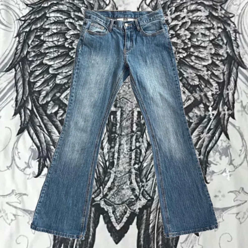 superfina low waist jeans från brandy knappt använda <3 skriv vid mer frågor🤍 SKRIV INNAN NI KÖPER! . Jeans & Byxor.