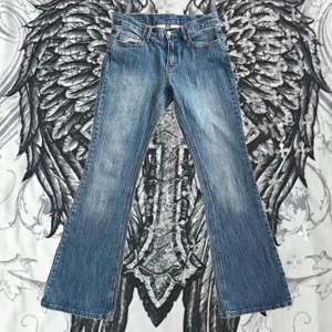 superfina low waist jeans från brandy knappt använda <3 skriv vid mer frågor🤍 SKRIV INNAN NI KÖPER! 