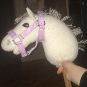 Säljer käpphäst med grimma  - Hej jag säljer nu min käpphäst pågrund av att jag verkligen behöver pengar nu här till jul jag kan frakta den och man kan hämta den här den finns i gamleby hoppas någon vill köpa skulle ju vara en bra julklapp!