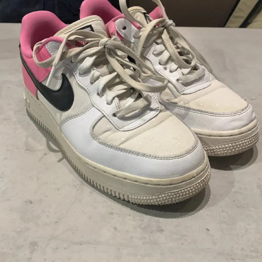 Air force 1 ficka av min syrra va för små så sälje till bra pris inte mycket använda. Skor.