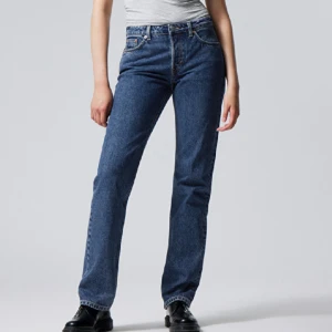 Lågmidjade jeans  - Lågmidjade raka jeans från weekday i modellen Pin och färgen Nobel blue. Använda sparsamt. Säljs då jag vuxit ur de. Nypris 590kr✨