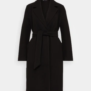 Lång kappa - Lång svar kappa från VeroModa i nytt skick❤️