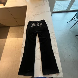 Svarta juicy couture byxor - Sjukt sköna och snygga juice couture byxor i mycket bra skick som knappt är använda. Alla kristaller finns kvar. Byxorna är i storlek S men funkar även för XS. 