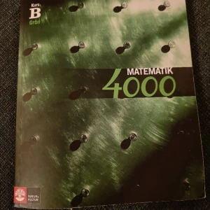 Matematik 4000 - Väl använd matte-bok, lite böjd, och kantstött men den är fin inuti