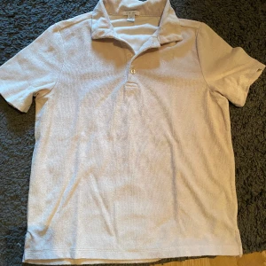 Piké i frotté  - Piké tröja i frote säljes till bra pris. Storlek M men liten i storleken, passar även S.