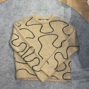 Stickad tröja - Snygg och härlig stickad tröja från Zara som inte kommer till användning längre. 