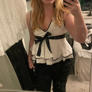 Topp Zara - Söt topp från zara. Dragkedja bak och snörning i midjan som man kan knyta framåt eller bakåt. 