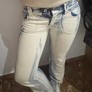 Sjukt coola bootcut jeans 💙tyvärr för små för mig som vanligtvis har storlek 38