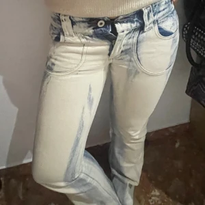 Blekta bootcut jeans - Sjukt coola bootcut jeans 💙tyvärr för små för mig som vanligtvis har storlek 38