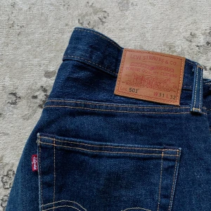 Levis 501 nyskick - Säljer mina blåa Levis 501:or som är i jättebra skick 😃 nypris är runt 1200kr. Ställ gärna frågor om du undrar nåt!