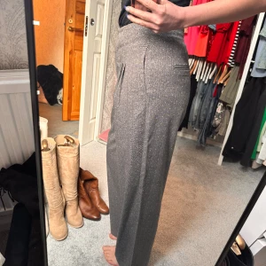 Vida kostymbyxor - Grå vida kostymbyxor i storlek 38 som aldrig blivit använda. 