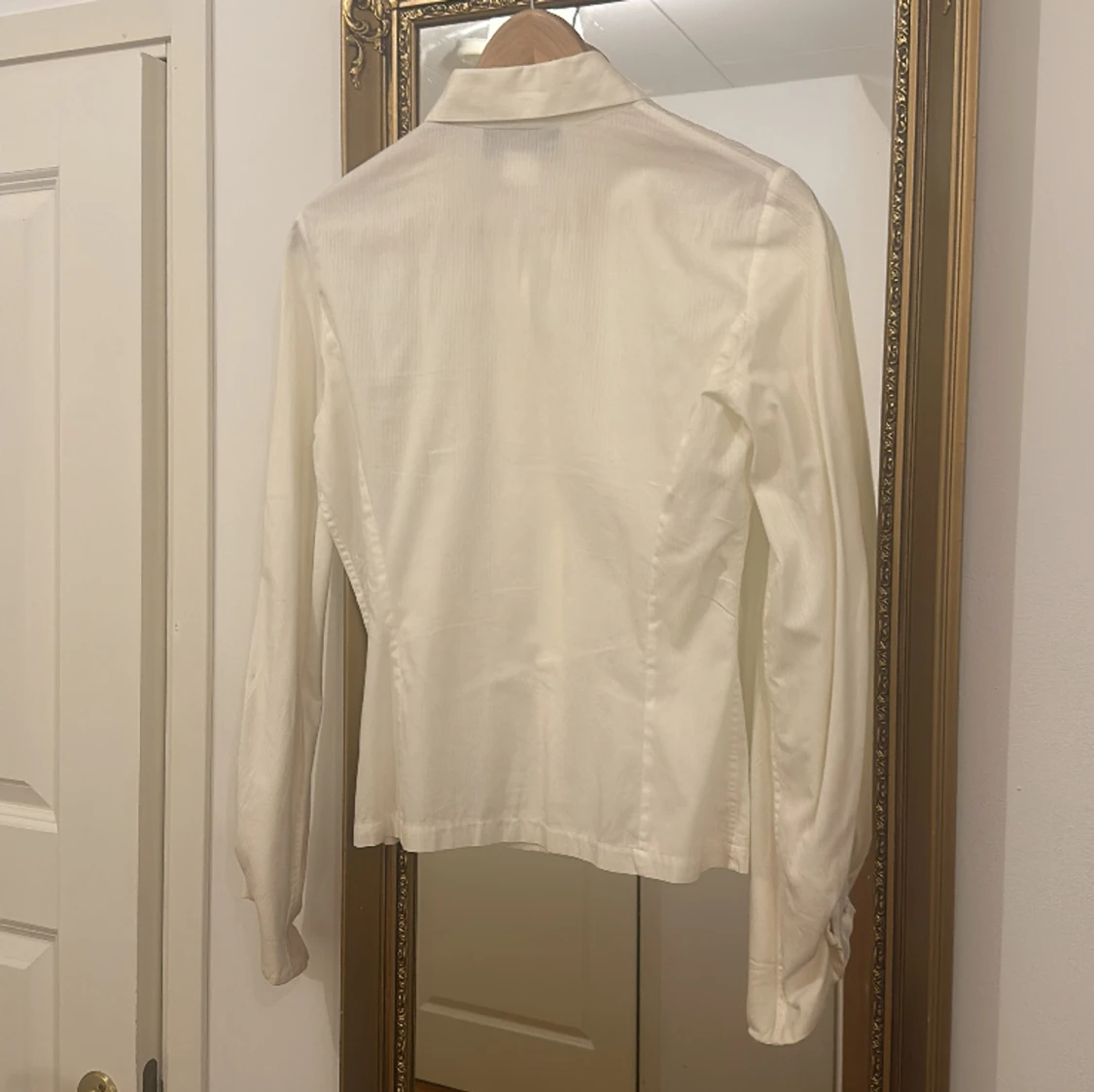 Finaste vita  skjorta men knappar i olika former-supersöt! - 90
