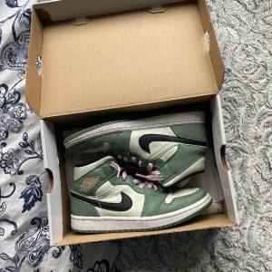 Jordan 1 dutch green - Storlek 38, bra skicka, lite krisade och ett litet hack i bak på vänstra skon men knappt märkbar. Säljer eftersom dom inte kommer till användning, säljer dyrt eftersom det är svåra att få tag i! Nytt par kostar ca 3k-9k💗