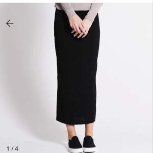 säljer denna oanvända medellånga svarta kjol! 💕