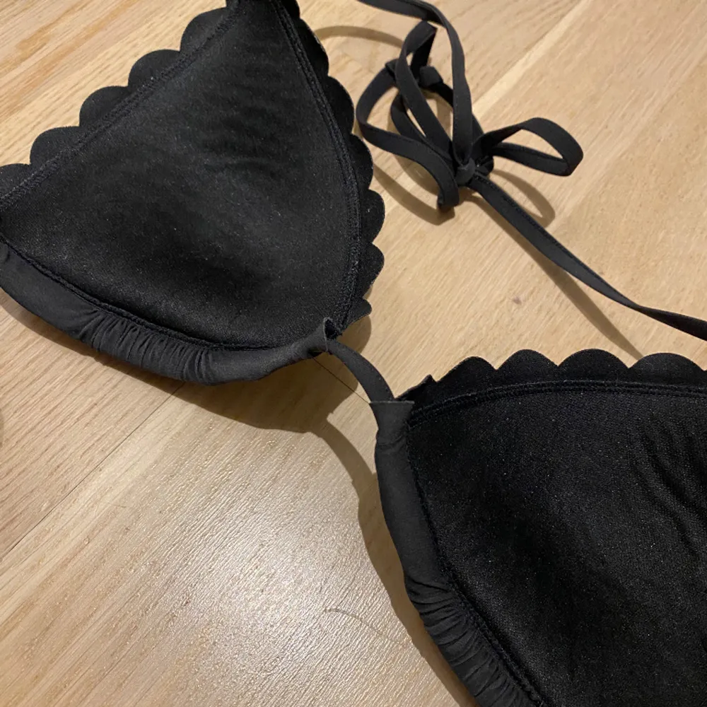 Svart triangel Bikinitopp från H&M med pushup. Storlek 36/S. Använd köp nu💓. Övrigt.