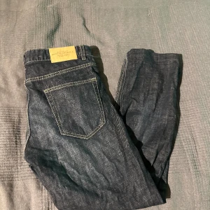 Mörka jeans - Mörka jeans i storlek 33/30. Helt okej skick, skriv vid funderingar.🙌🏼
