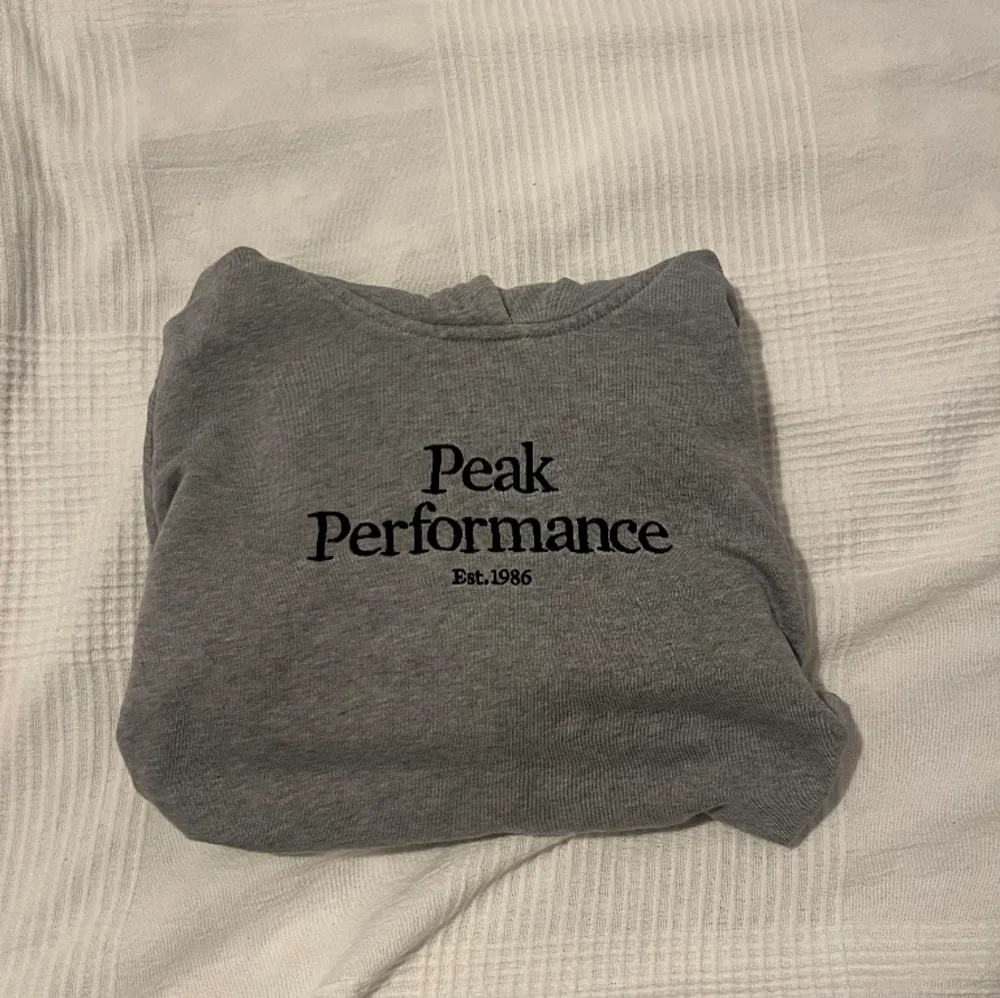 Jag säljer en peak performance hoodie, den är i färgen grå och sitter bekvämt. Den är även använd några gånger, pris kan diskuteras. Köp gärna!. Hoodies.
