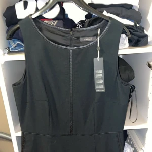 Svart festklänning ifrån Esprit - Svart midi-festklänning ifrån Esprit. Aldrig använd därmed inga defekter. Passar perfekt till nyår/julafton! Passar 40-42. Pris går att diskuteras :)