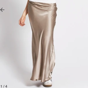 Satinkjol - En champagne färgad satinkjol (bild1 lär lånad). Har endast använt den en gång (gången jag provade den, se på bilden). 💞 Jag är 180cm lång  Frakt förekommer 🚚 📦 