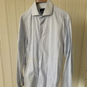 100% bomull skjorta Riley - Tjena! Säljer denna sjukt stiliga skjortan från Riley. Storlek M - slim fit. Pris 350 plus frakt! 📦 Om du har någon mer fråga är det bara och kontakta! 😁