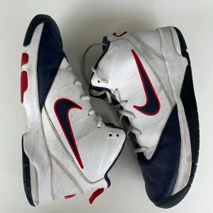 Nike basketskor - Knappt använda nike basketskor! De är i mycket fint skick💪 Kan mötas upp i Sthlm, annars står köparen för frakten🫶